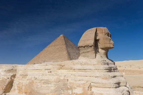 Pittoresca veduta della famosa piramide — Foto Stock