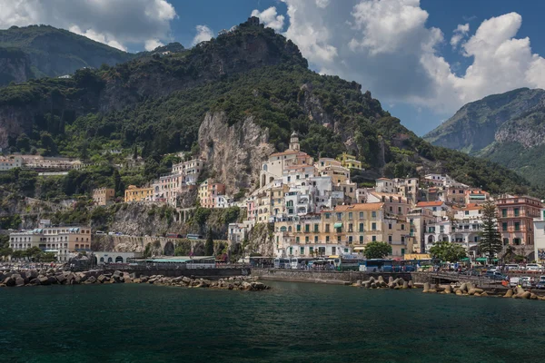 Pintoresco paisaje urbano de Amalfi — Foto de Stock