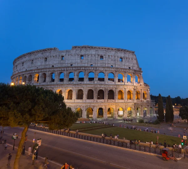 Akşam ünlü büyük colosseum — Stok fotoğraf