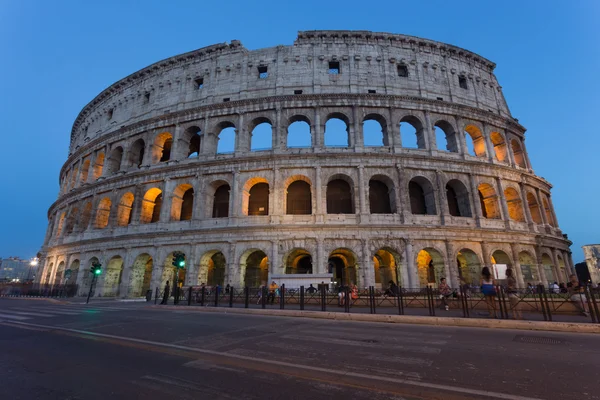 Slavné velké Koloseum na večer — Stock fotografie