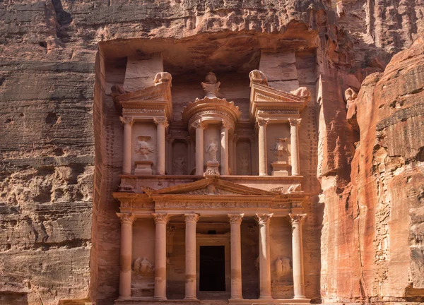 Древний храм в скалах в Петре — стоковое фото