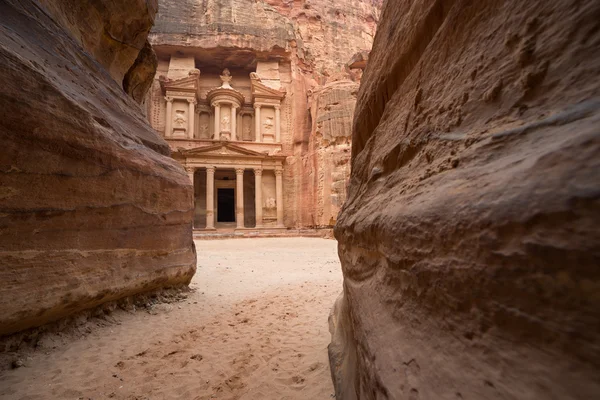 Ancien temple dans les rochers à Petra — Photo