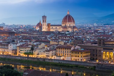 Gün batımında Floransa pitoresk havadan görünümü