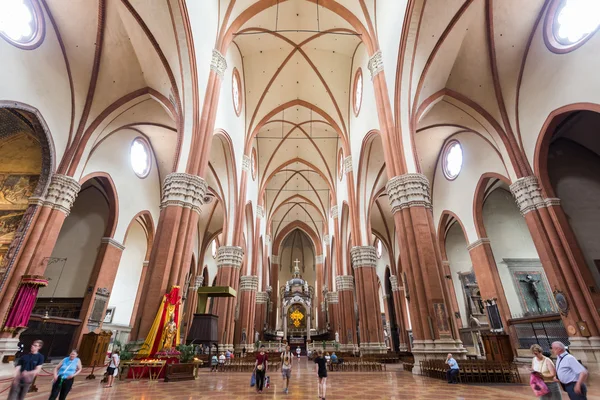 Lidé ve velkých světlých kostel — Stock fotografie