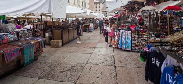 Mensen van buiten souvenir markt — Stockfoto