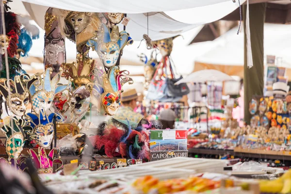 Variedad de souvenirs en estantes — Foto de Stock