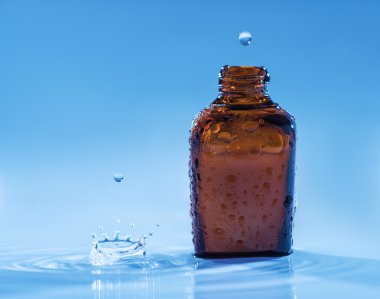Mavi su arka plan su sıçrama ve büyük düşüş ile Anti-yaş serum nemlendirici 