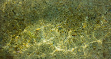 Dalgaların ve yaz, güneş yansımaları ile temiz su doku