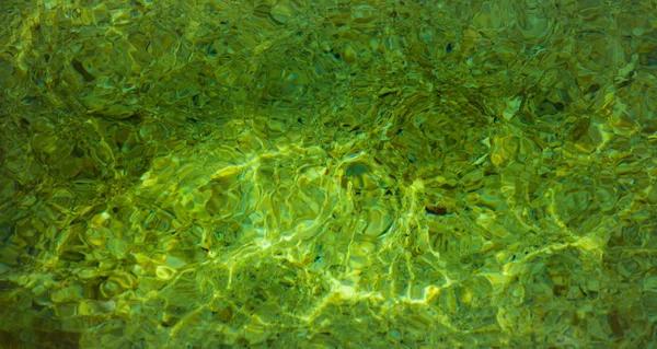 Dalgaların ve yaz, güneş yansımaları ile temiz su doku