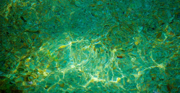 Dalgaların ve yaz, güneş yansımaları ile temiz su doku