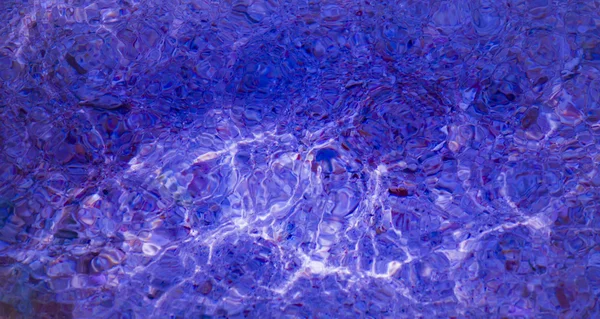 Dalgaların ve yaz, güneş yansımaları ile temiz su doku