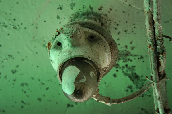 Eski gemi acil aydınlatma lambası.