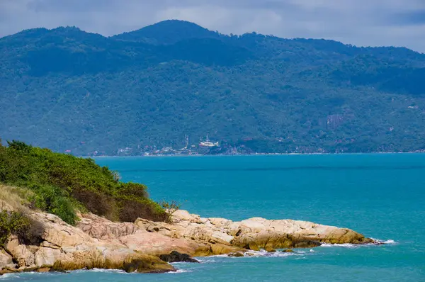 Okyanus kıyısında, Ko Samui, kayalık plaj.