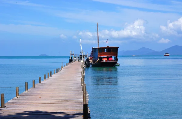 Arka plan deniz boş ahşap iskelesi ve misafir