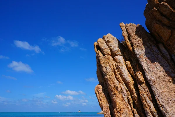 günbatımı okyanus, kayalık uçurum yatay