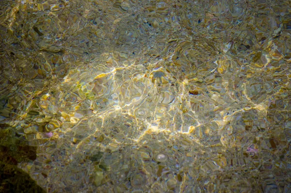 Dalgaların ve yaz, güneş yansımaları ile temiz su doku 