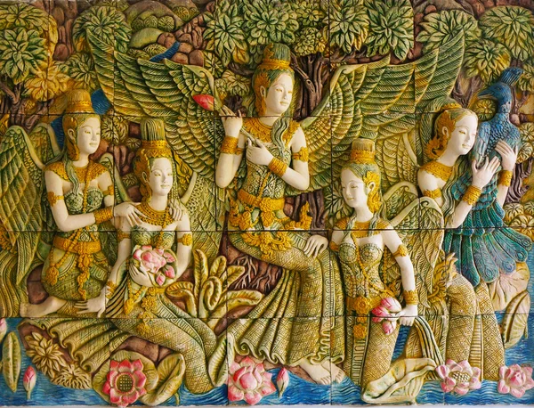 Budist mitolojisinden sahneleri betimleyen duvar resimleri. .