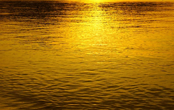 Odraz při západu slunce ve vodě zlatá Lita — Stock fotografie