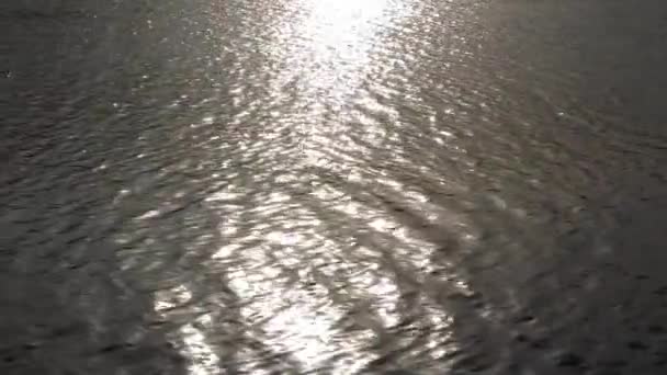 Réflexion solaire sur petites vagues 