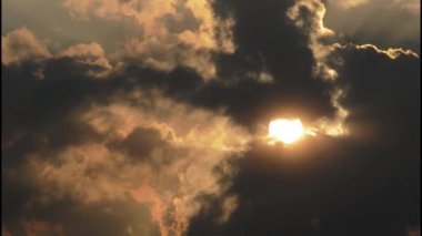 Güzel bir akşam güneş bulutların yalak parlıyor