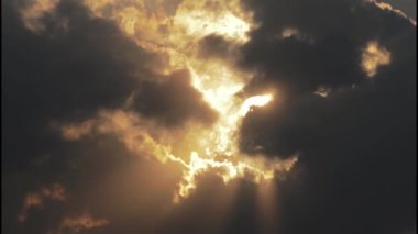 Akşam güneşi ve kara bulutlar