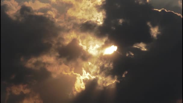 Nuvens lentas em movimento e o sol — Vídeo de Stock