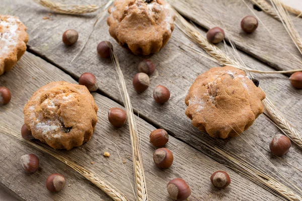 Muffin freschi con orecchie d'orzo su fondo rustico in legno — Foto Stock