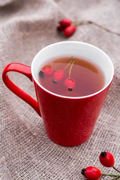 Tasse de tisane avec chien rose sur fond de lin — Photo