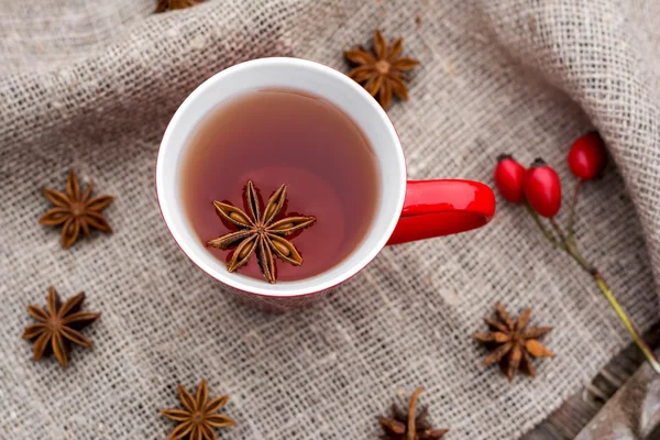 Чашка чая со звездным анисом на льняном фоне. Крупный план — стоковое фото