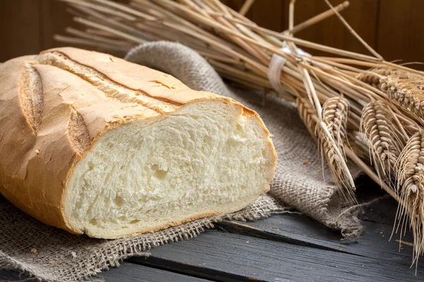 Pão branco fresco, estilo rústico — Fotografia de Stock