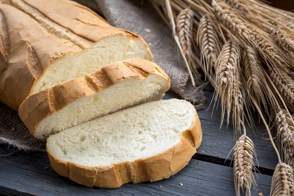 Fatia de pão fresco na mesa rústica — Fotografia de Stock