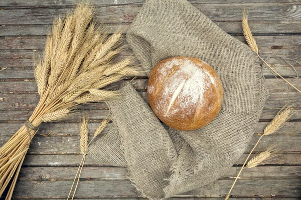 Буханка хлеба на деревянном фоне, крупный план еды — стоковое фото