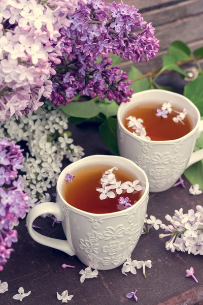 Koppar svart te med lila blommande grenar. Vintage tonen stil — Stockfoto