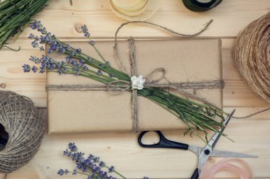 Hediye kutusu dekore edilmiş çiçek ahşap arka plan üzerinde yukarıdan görüntüleme