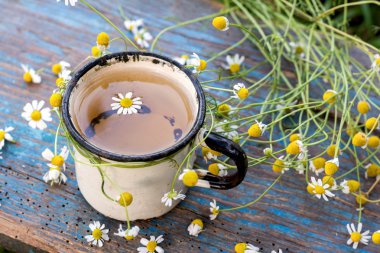 Çay papatya çiçeği ve papatya arka plan üzerinde buket
