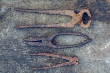 El aletleri ahşap arka plan üzerinde paslı kümesi. Vintage tarzı