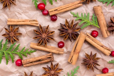 Tarçın, yıldız anason, kızılcık ve kağıt ambalaj üzerinde Mazı (bitki) dallarında
