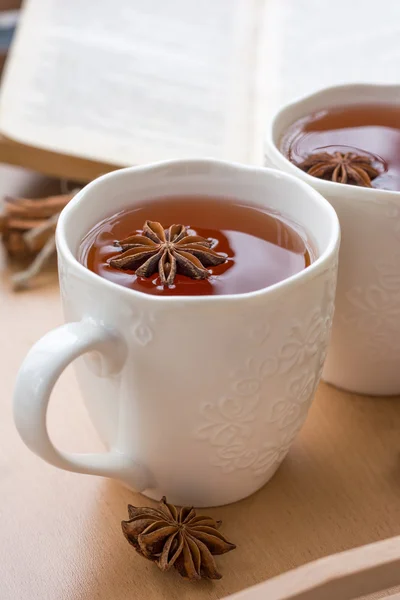 Thé noir avec étoile d'anis en tasse blanche sur plateau en bois — Photo