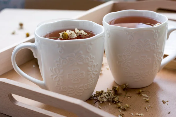 Tasses de tisane aux fleurs de camomille — Photo