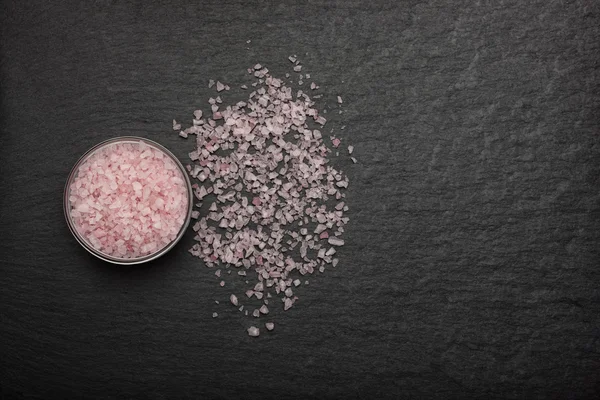 Pink Himalayan salt crystals in a glass bowl — Stock Photo, Image