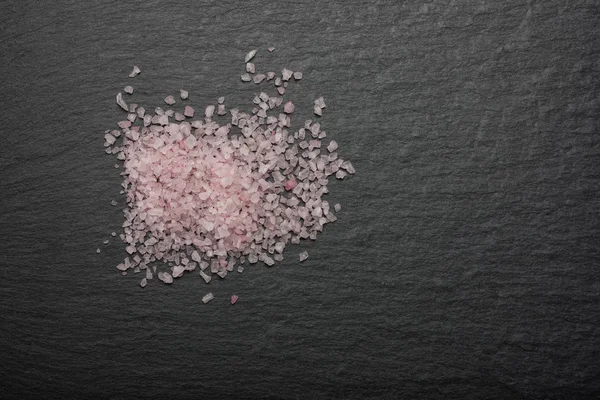 Pink Himalayan salt on black background — Stock Photo, Image