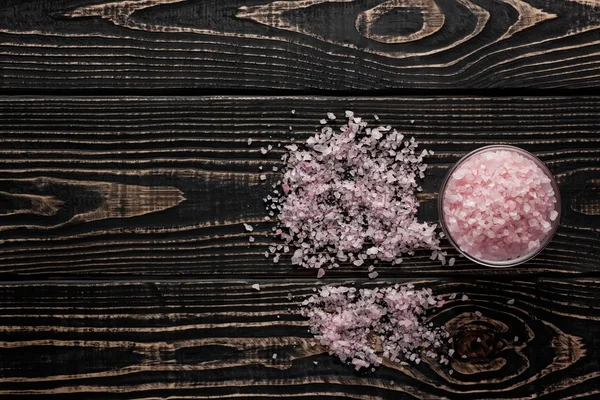 Розовые гималайские кристаллы соли в стеклянной чаше — стоковое фото