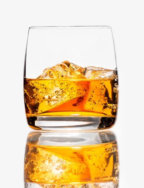 Glas van scotch whisky en ijs op een witte achtergrond, geïsoleerd — Stockfoto