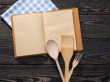 tarif kitabı, koyu ahşap arka plan üzerinde açmanızı, en baştan