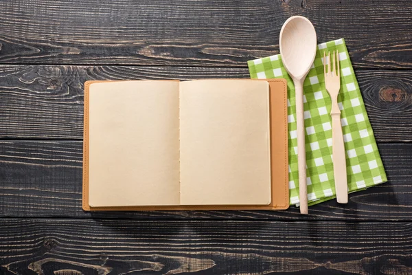 Libro de recetas abierto, sobre fondo de madera oscura, vista desde la parte superior — Foto de Stock