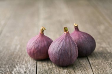 Eski ahşap arka planda taze incir porsiyonu..