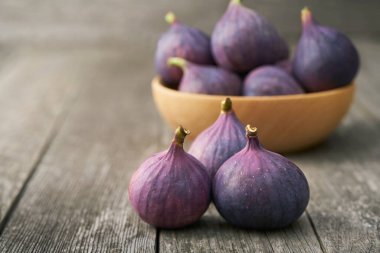 Köy arka planında üç taze incir, kopyalama alanı var..