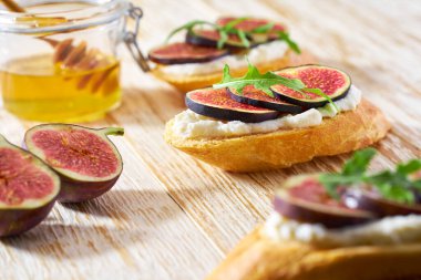 Ricotta peynirli bruschetta, taze incir, bal ve roka..