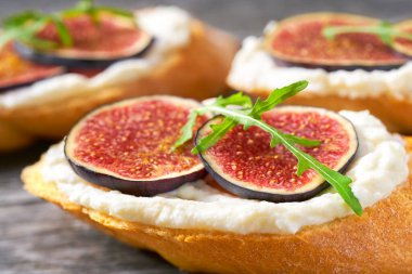 Tatlı incirli tost ve ricotta peyniri yakın plan.