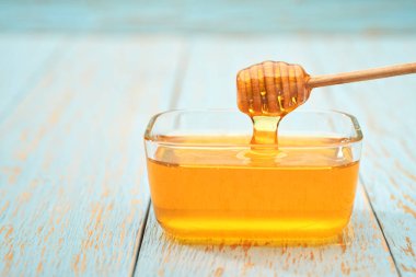 organik bal mavi kırsal masada.